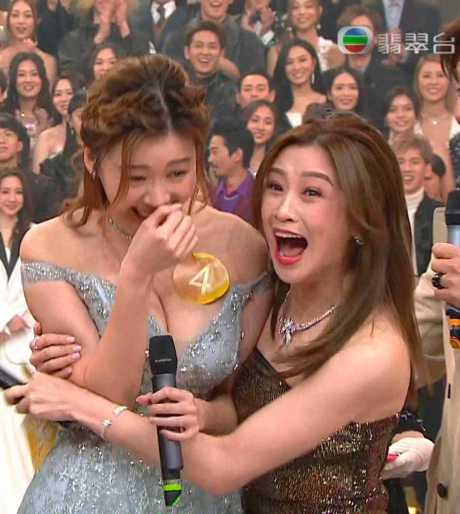 不過去年李芷晴最令人印象深刻是她被麥美恩夾出的豐滿上圍。